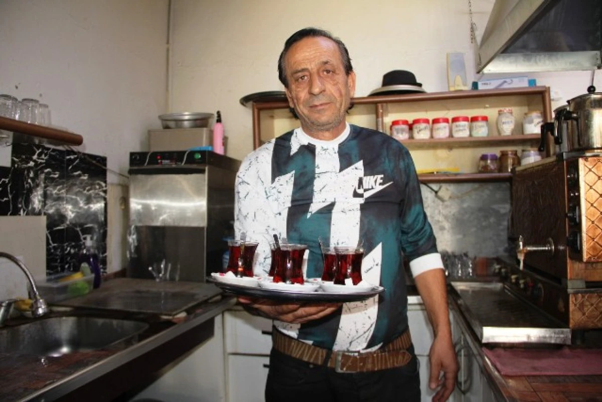 Vatan kıraathanesinde garibanlara çay bedava