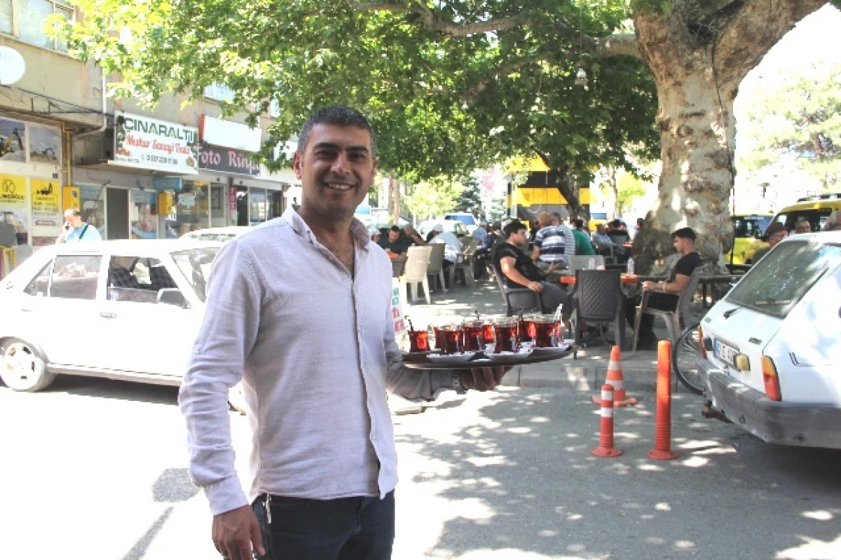 Yaz sıcağında çınaraltı vatandaşların huzur durağı oluyor