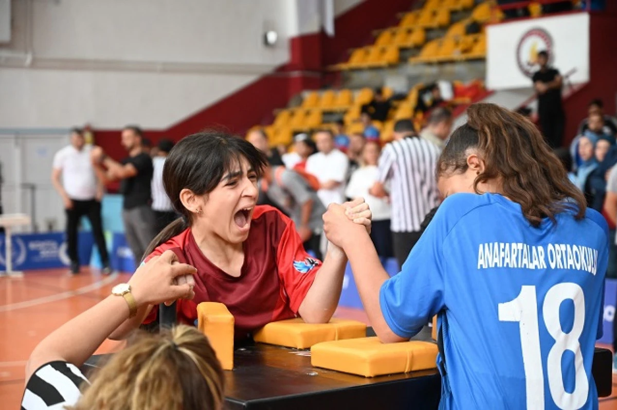 Yıldızlar bilek güreşi müsabakaları heyecanla devam ediyor