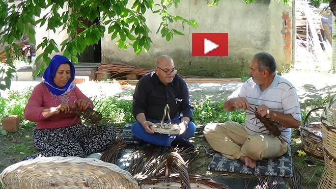 Palaz ailesi, söğüt dallarını sepete dönüştürüyor