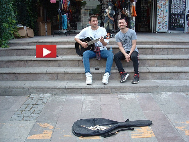Sokak müzisyenliğiyle okul harçlığını çıkartıyor