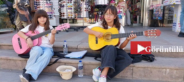 Minik müzisyenler, gitar çalıp harçlıklarını çıkarıyorlar